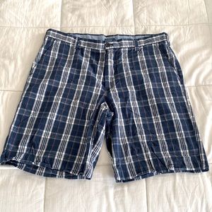 Men’s size 38 Izod, plaid shorts